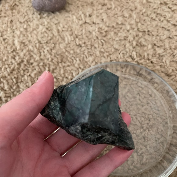 Raw Emerald - Picture 2 of 2